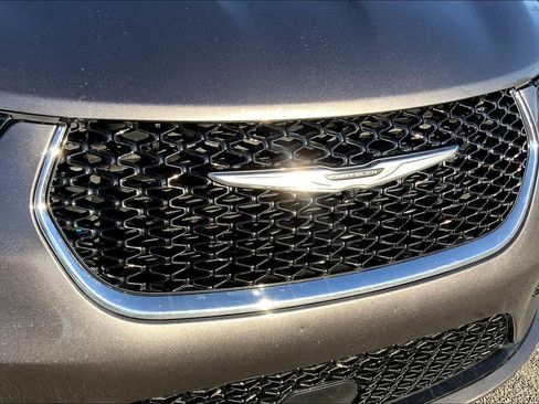 Used 2021 Chrysler Pacifica Touring image 27