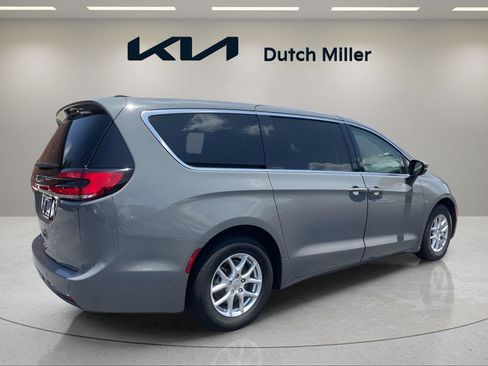 Used 2023 Chrysler Pacifica Touring-L FWD image 4
