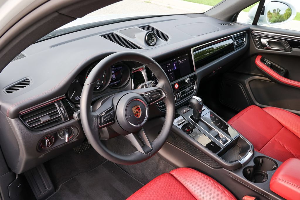 Certified 2026 Porsche Macan AWD/4WD image 4