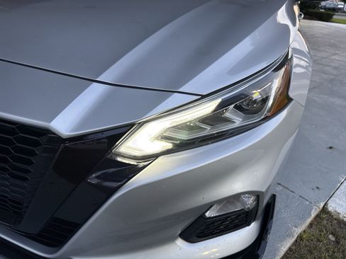 Used 2020 Nissan Altima 2.5 SR w/ Premium Package FWD image 5