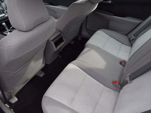Used 2014 Toyota Camry LE image 8