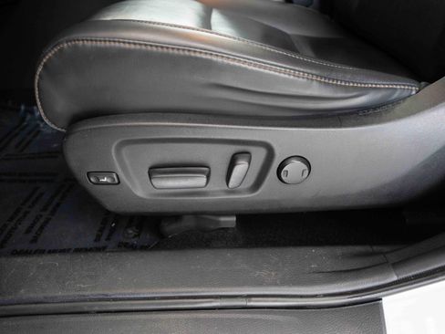 Used 2019 Toyota Highlander XLE AWD/4WD image 12