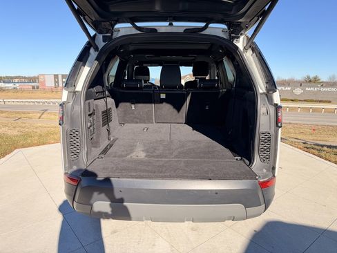 Used 2020 Land Rover Discovery HSE image 32