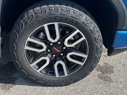 Used 2022 GMC Sierra 1500 AT4 w/ AT4 Premium Package AWD/4WD image 7