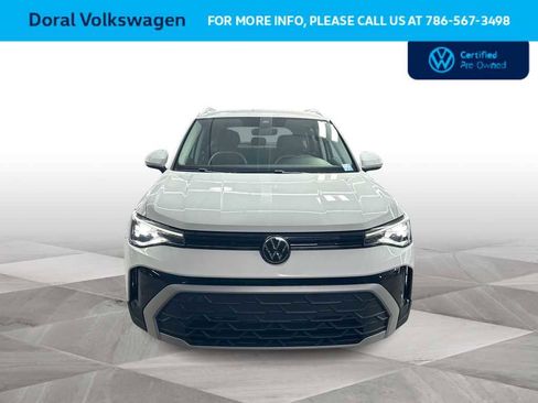Certified 2025 Volkswagen Taos SE image 3