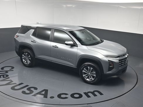 Used 2026 Chevrolet Equinox LT FWD image 32
