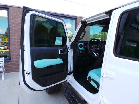 Used 2024 Jeep Wrangler Unlimited Sahara AWD/4WD image 28