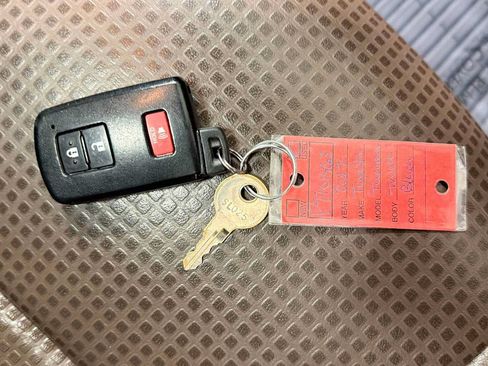 Used 2017 Toyota Tacoma Limited w/ Tow Package AWD/4WD image 32