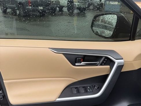 Used 2023 Toyota RAV4 XLE Premium image 14