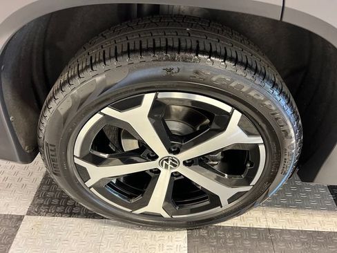 Certified 2025 Volkswagen Tiguan SE w/ Panoramic Sunroof Package FWD image 15