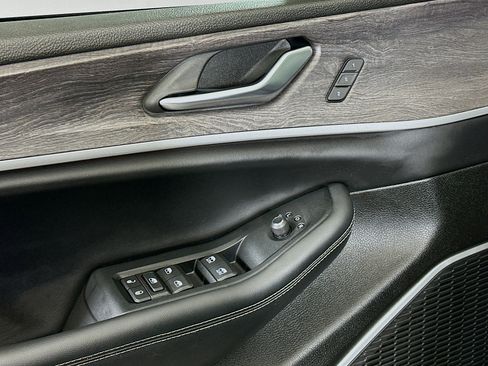 Used 2023 Jeep Grand Cherokee Limited w/ Black Appearance Package image 15