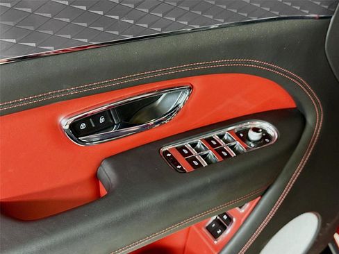 Used 2022 Bentley Bentayga image 14