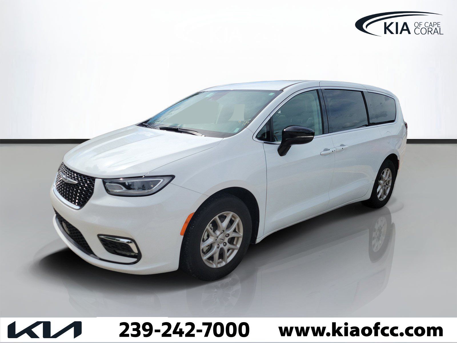 Used 2024 Chrysler Pacifica Touring-L FWD image 3