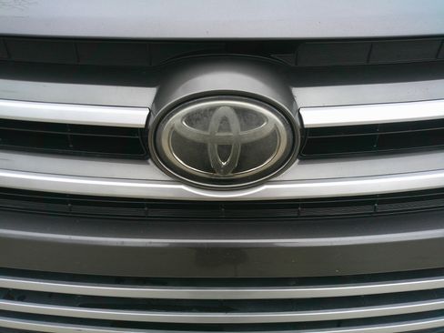 Used 2017 Toyota Highlander LE image 5