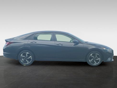 Used 2023 Hyundai Elantra SEL w/ Convenience Package FWD image 4