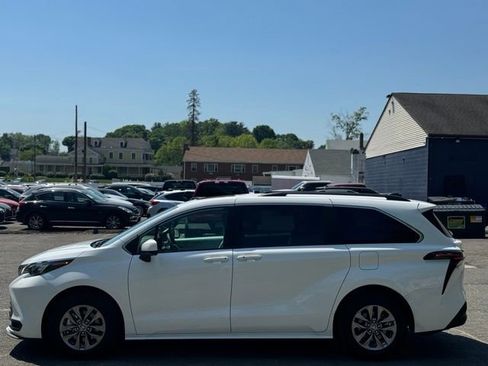 Used 2025 Toyota Sienna LE w/ LE Plus Package FWD image 9
