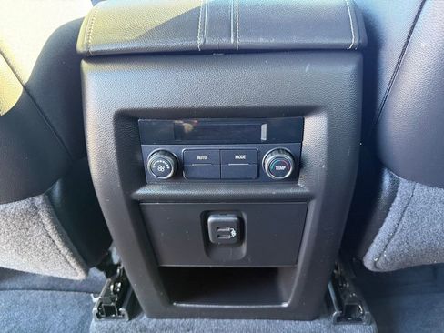 Used 2022 Chevrolet Traverse LT image 15