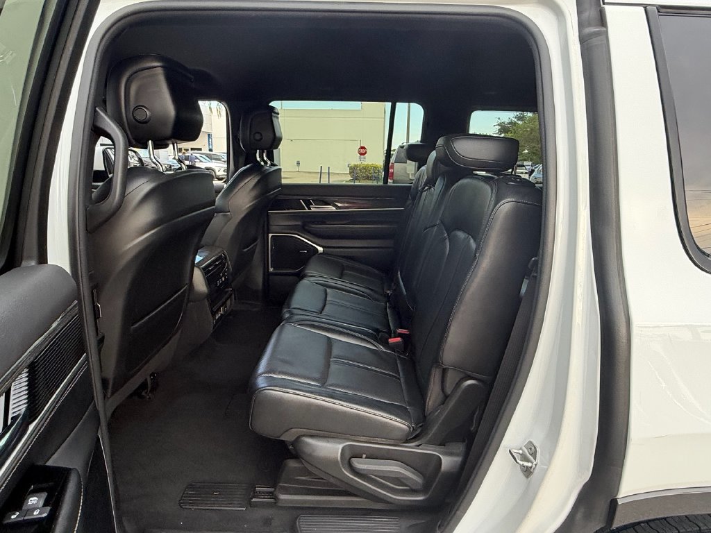 Used 2022 Jeep Wagoneer Series II RWD image 12