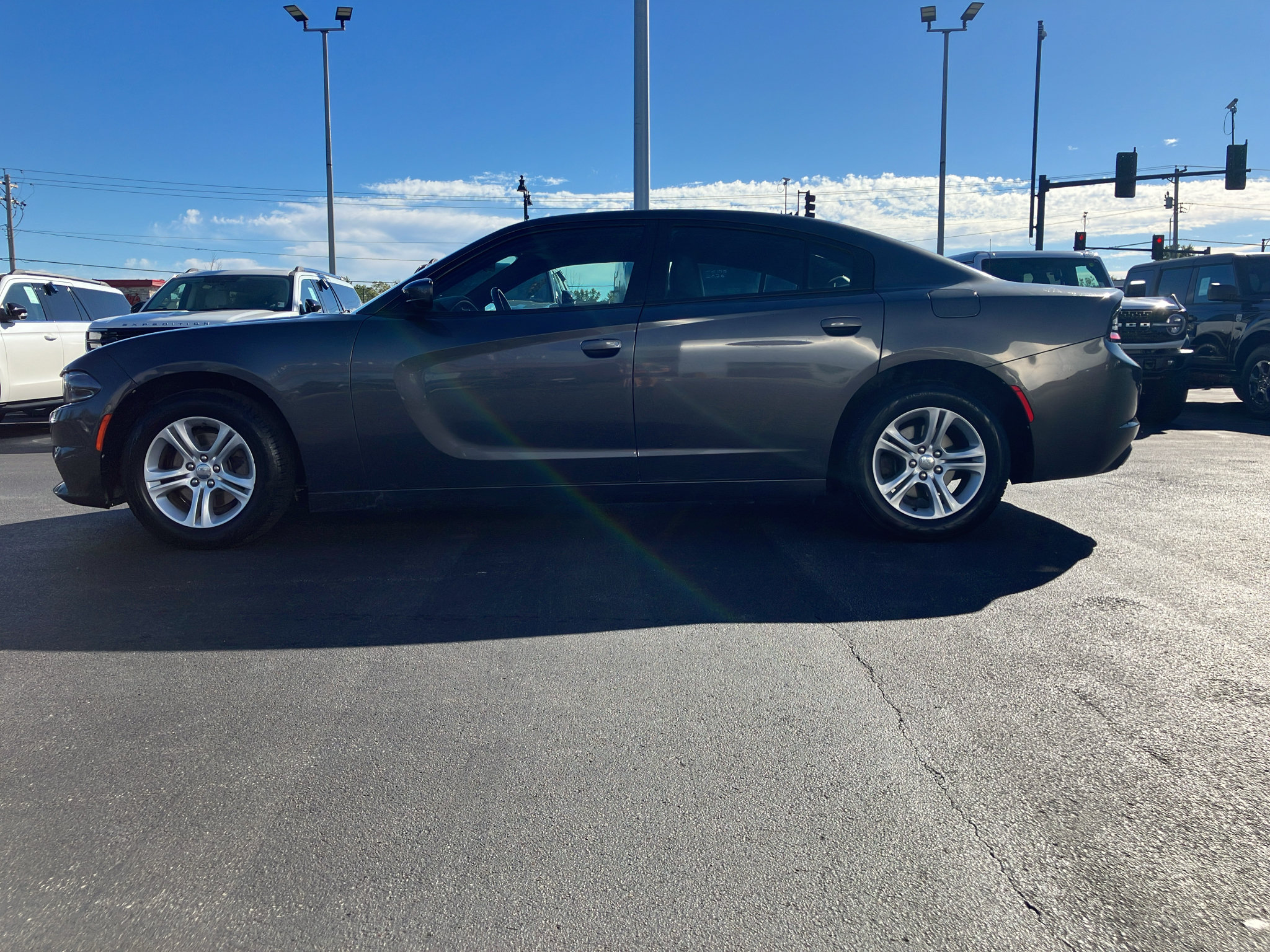 Used 2019 Dodge Charger SXT w/ Leather Interior Group RWD image 3