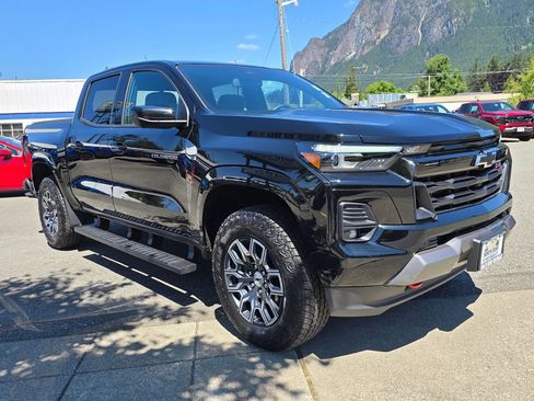 Used 2025 Chevrolet Colorado Z71 w/ Technology Package AWD/4WD image 3