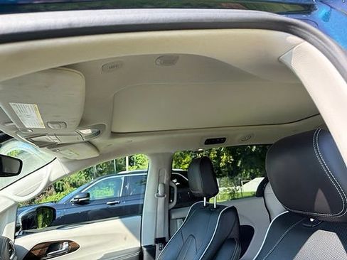 Used 2023 Chrysler Pacifica Limited FWD image 13