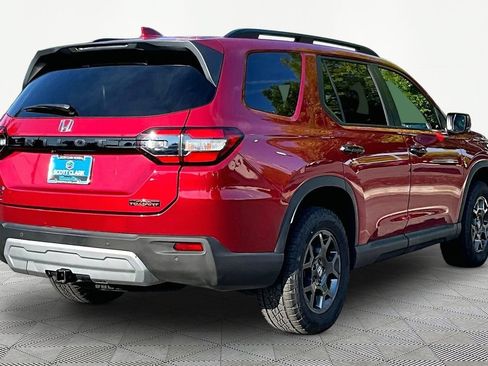Used 2025 Honda Pilot TrailSport image 6