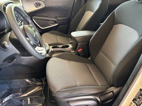 Used 2025 Kia Soul LX w/ LX Technology Package FWD image 24