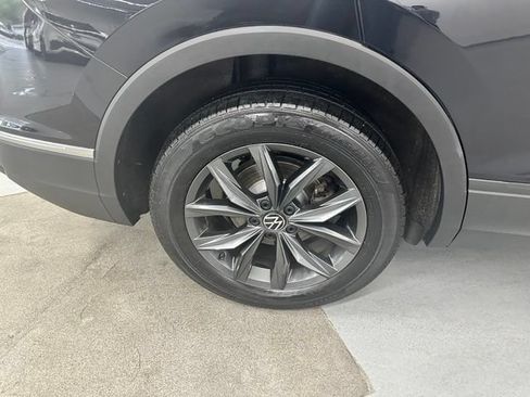 Certified 2022 Volkswagen Tiguan SE w/ Panoramic Sunroof Package AWD/4WD image 18