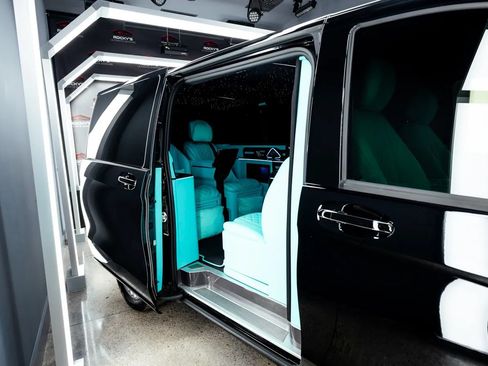 Used 2023 Mercedes-Benz Metris Passenger image 3