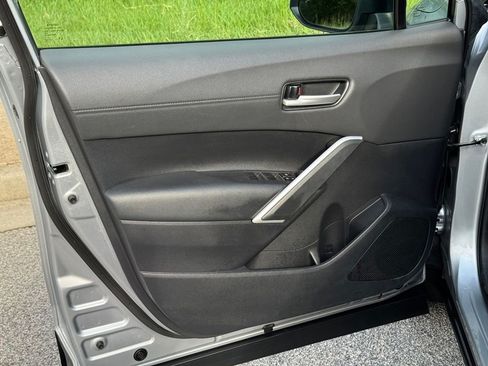 Used 2025 Toyota Corolla Cross XLE FWD image 27