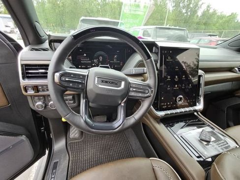 Used 2025 GMC Yukon Denali Ultimate AWD/4WD image 5