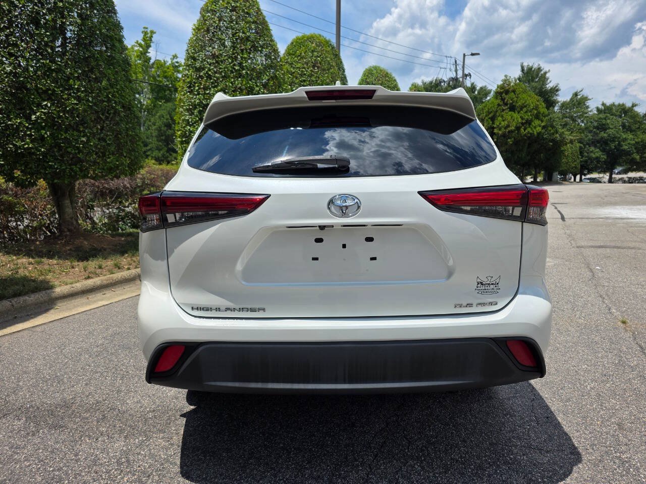 Used 2021 Toyota Highlander XLE AWD/4WD image 4