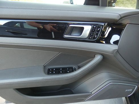 Used 2018 Porsche Panamera 4 image 53