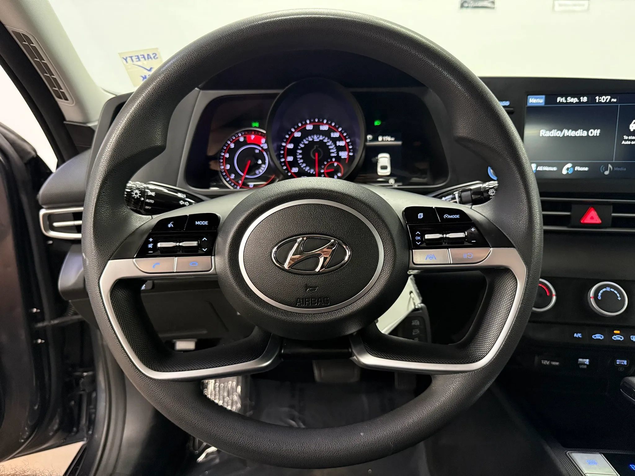 Used 2021 Hyundai Elantra SE FWD image 15