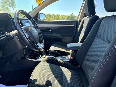 Used 2017 Mitsubishi Outlander ES AWD/4WD image 10