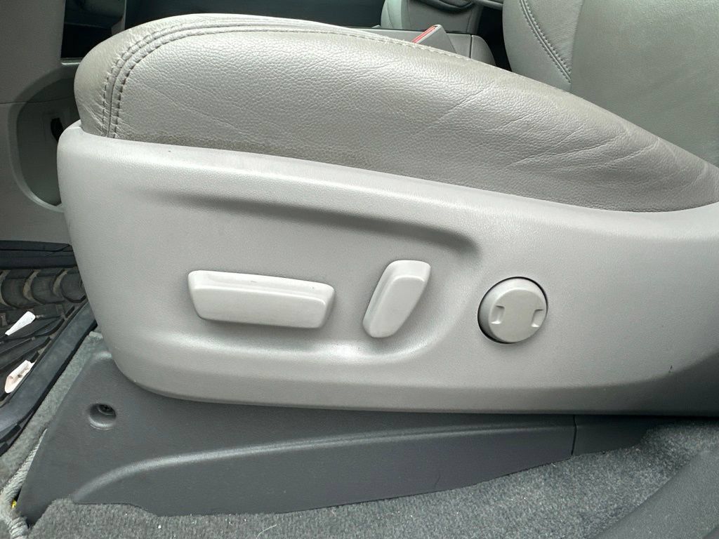 Used 2019 Toyota Sienna XLE w/ XLE Navigation Package FWD image 17