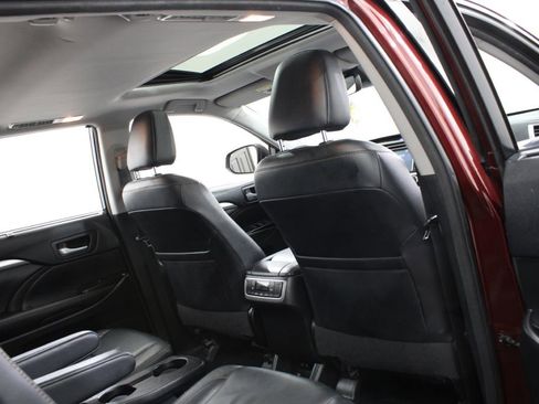 Used 2017 Toyota Highlander XLE image 25