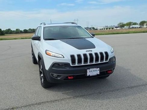 Used 2016 Jeep Cherokee Trailhawk w/ Comfort/Convenience Group AWD/4WD image 2
