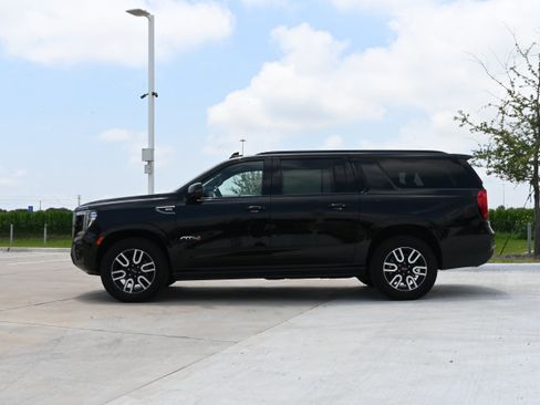 Used 2023 GMC Yukon XL AT4 w/ AT4 Premium Package AWD/4WD image 3