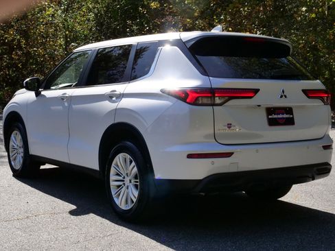 Used 2024 Mitsubishi Outlander ES image 18