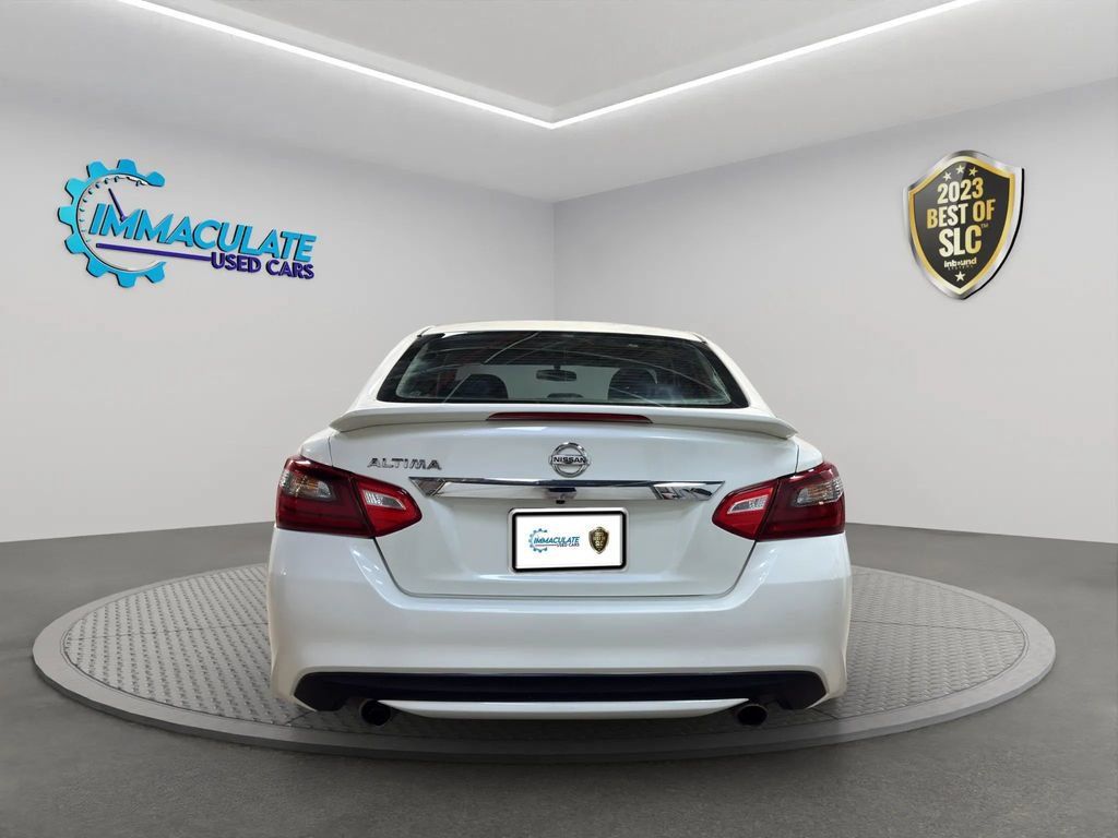 Used 2017 Nissan Altima 2.5 SR w/ Midnight Edition Package FWD image 4
