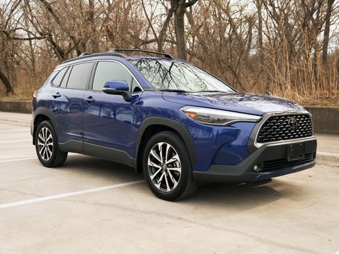 Used 2024 Toyota Corolla Cross XLE image 2