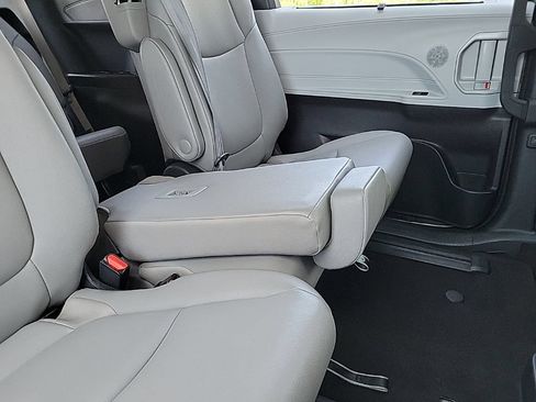 Used 2025 Toyota Sienna XLE FWD image 17