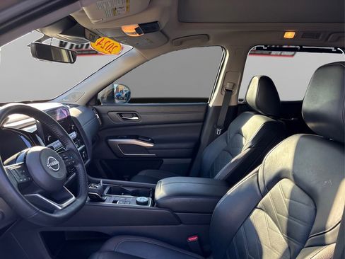 Used 2024 Nissan Pathfinder Platinum w/ Cargo Package image 9