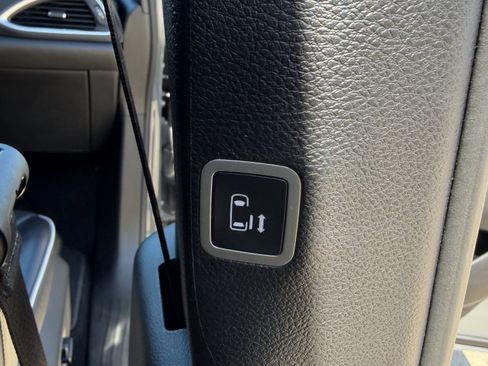 Used 2025 Chrysler Pacifica Limited image 37