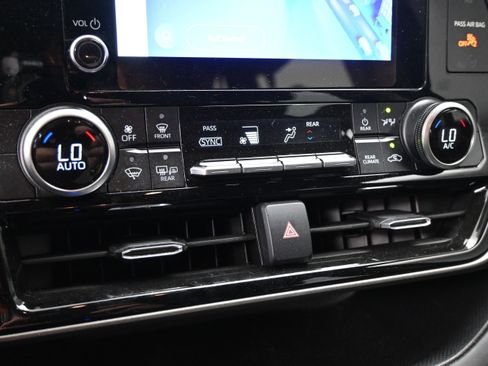Certified 2024 Toyota Highlander LE AWD/4WD image 14