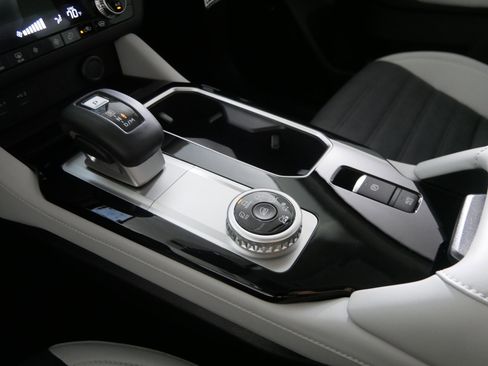 New 2025 Mitsubishi Outlander SE image 6