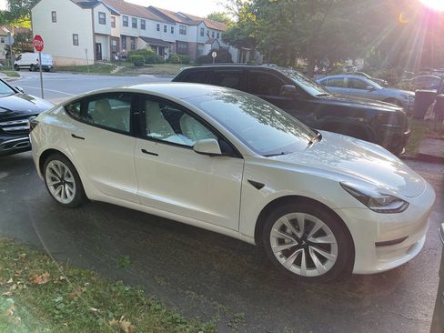 Used 2023 Tesla Model 3 Standard Range image 2