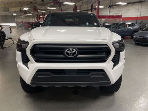 Used 2025 Toyota Tacoma SR image 3