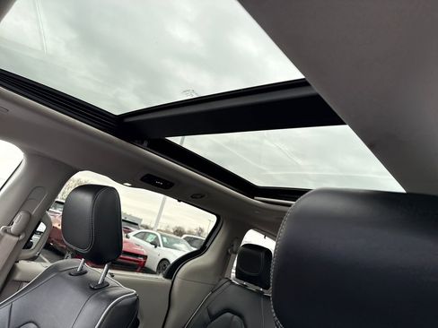 Used 2022 Chrysler Pacifica Limited image 14